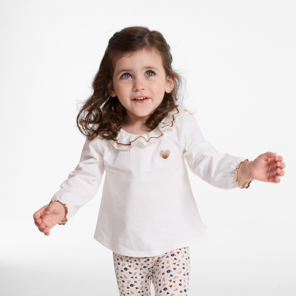 تيشيرت أبيض بياقة متموجة للفتيات الصغيرات